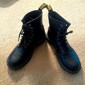 US 7 Dr Martens Air Wair Bouncing Souls Combat Boots like new.